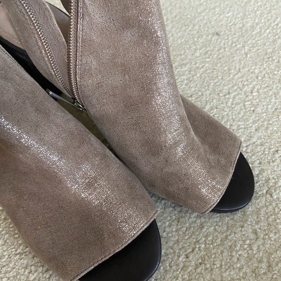 Donald J Pliner Irene 60 new in box gold shimmer heels size 8.5 - Picture 6 of 8